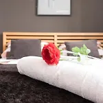 Luxury Loft Retreat By Jr City Apartments